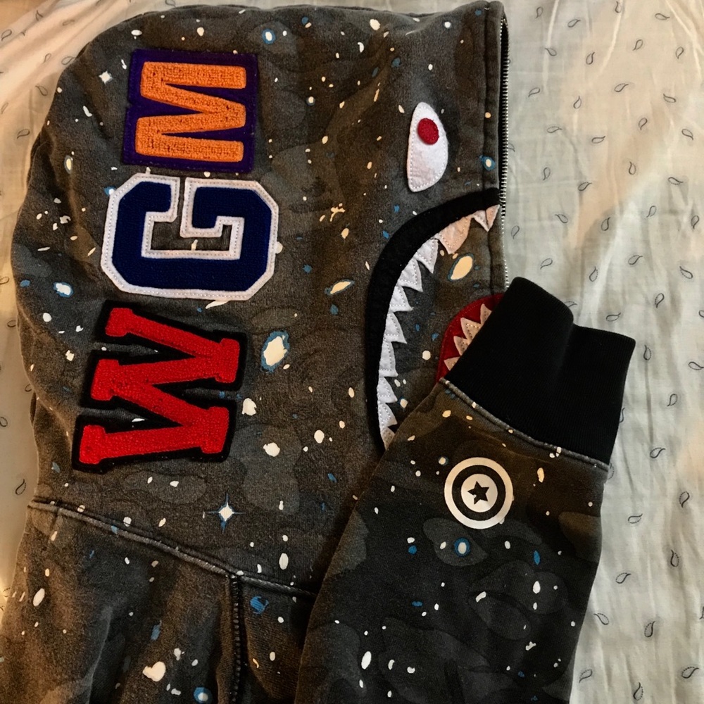 I’m selling a 7/10 Bape 2014 Glow Christmas Hoodie